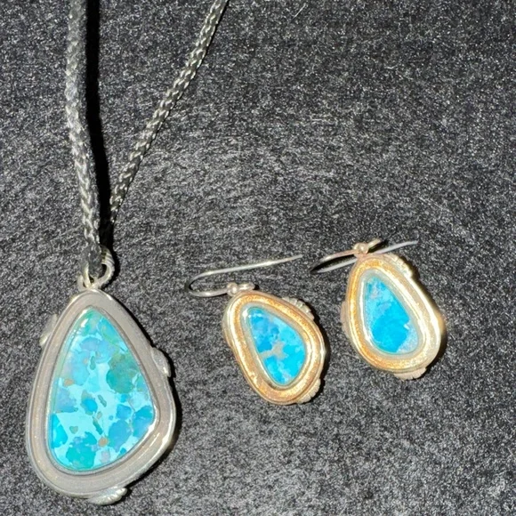 Stauer Turquoise and Silver Pendant Necklace and Earring Set.